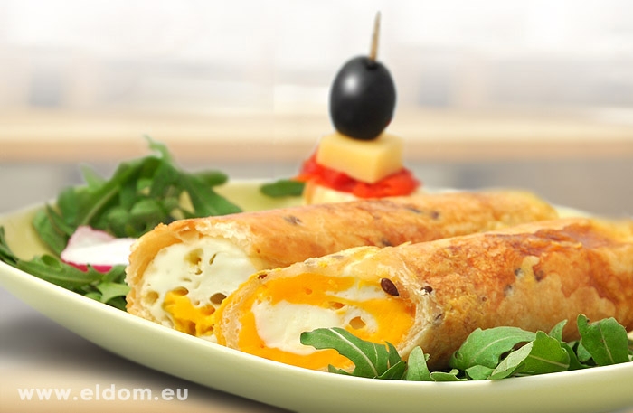 Jajka z Perfect Egg Mastera w naleśnikach lub tortilli
